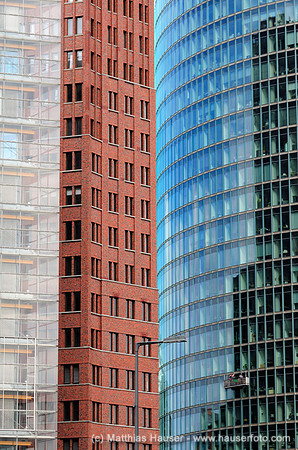 Drei Hochhäuser am Potsdamer Platz, architektonische Details, von links nach rechts: PwC (PricewaterhouseCoopers), Kollhoff-Tower, BahnTower, Berlin, Deutschland, Europa - Three high-rise buildings at