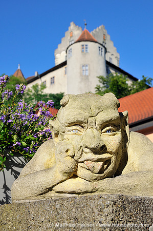 Teufelsfigur, dahinter Burg Meersburg, Alte Burg, Meersburg am Bodensee, Baden-Württemberg, Deutschland, Europa - Devil figure, Meersburg castle in the back, old castle, Meersburg on Lake Constance, B