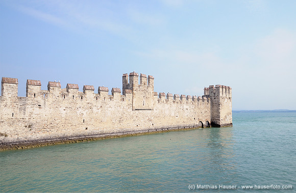 Außenmauer der Scaligerburg, Castello Scaligero, Sirmione, Gardasee, Lago di Garda, Lombardei, Italien, Europa - Outer wall of the Castello Scaligero Castle, Sirmione, Lago di Garda or Lake Garda, Lom