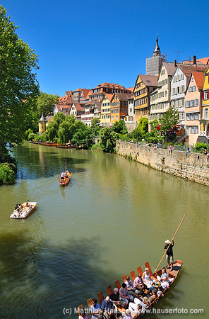 Tübinger Neckarfront mit Stocherkähnen