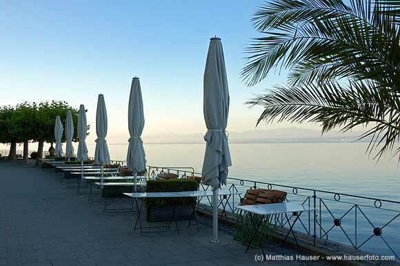 Menschenleere Uferpromenade in Meersburg am Bodensee früh am Morgen