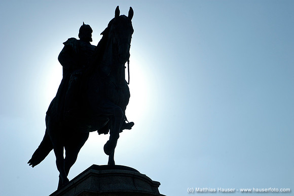 Reiterdenkmal Kaiser Wilhelm I. im dramatischen Gegenlicht auf dem Karlsplatz in Stuttgart, Baden-Württemberg, Deutschland | Monument to german emperor Wilhelm I., Karlsplatz, Stuttgart, Baden-Wuertte