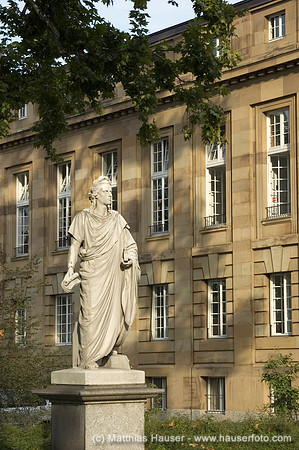 Schiller-Denkmal vor dem Staatstheater, Stuttgart, Baden-Württemberg, Deutschland | Schiller Memorial in front of the State Theater, Stuttgart, Baden-Wuerttemberg, Germany