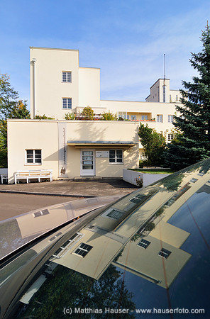 Weißenhofsiedlung, Terrassenhaus Am Weißenhof 30-32, hier Architekturgalerie Am Weißenhof 30, Architekt Peter Behrens, Spiegelung in Autolack, Stuttgart, Baden-Württemberg, Deutschland, Europa - Weiss