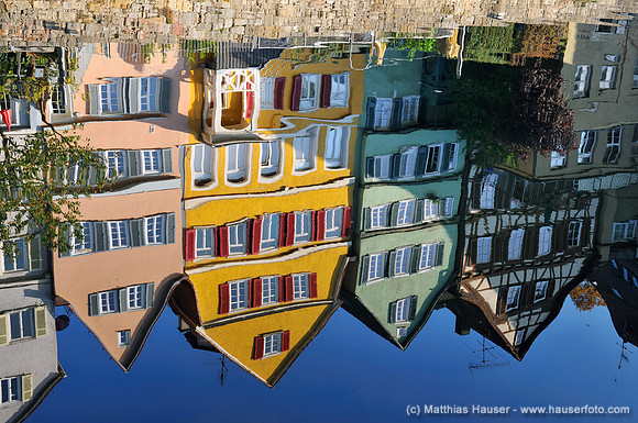 Die bunten Häuser der Altstadt an der Neckarfront spiegeln sich im Neckar, Tübingen, Baden-Württemberg, Deutschland, Europa - The colorful houses old town on the Neckar waterside reflected in the Neck
