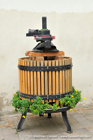 Weinpresse vor dem Weinbaumuseum, Meersburg am Bodensee, Baden-Württemberg, Deutschland, Europa - Wine press in front of the Wine Museum, Meersburg on Lake Constance, Baden-Wuerttemberg, Germany, Euro