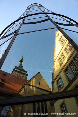 Stiftskirche und Fruchtkasten spiegeln sich in einer modernen Glasfassade, Stuttgart, Baden-Württemberg, Deutschland | Reflection of the Collegiate Church, Stuttgart, Baden-Wuerttemberg, Germany, Euro