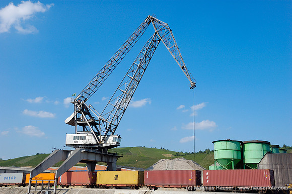 Kran im Hafen, Stuttgart, Baden-Württemberg, Deutschland - Crane in Stuttgart Harbour, Stuttgart, Baden-Wuerttemberg, Germany, Europe