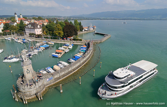 Schiff fährt ein in den Hafen von Lindau, Bodensee, Bayern, Deutschland, Europa - Ship entering the Lindau port, Lake Constance, Bavaria, Germany, Europe