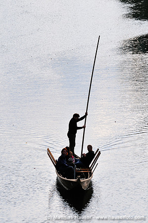 Ein Stocherkahn auf dem Neckar in Tübingen, Baden-Württemberg, Deutschland, Europa - A punt on the Neckar river in Tuebingen, Baden-Wuerttemberg, Germany, Europe