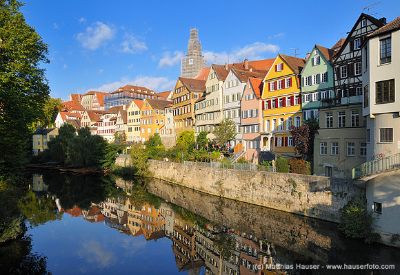 Die Häuser der Altstadt an der Neckarfront spiegeln sich im Neckar, Tübingen, Baden-Württemberg, Deutschland, Europa - The houses of the old town on the Neckar waterside reflected in the Neckar River,