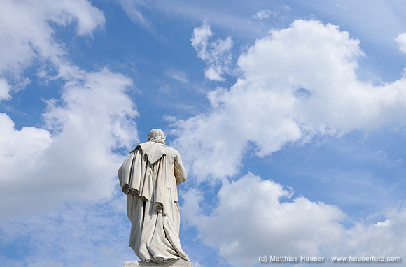 Rückseite des Schiller-Denkmals auf dem Gendarmenmarkt vor blauem Himmel mit weißen Wolken, Berlin, Deutschland, Europa - Rear view of the Schiller Monument on Gendarmenmarkt in front of a blue sky wi