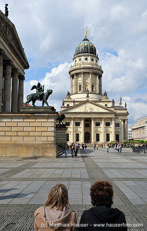 Gendarmenmarkt, hinten Französischer Dom, Berlin, Deutschland, Europa - The Gendarmenmarkt Square, in the back the French Cathedral, Berlin, Germany, Europe