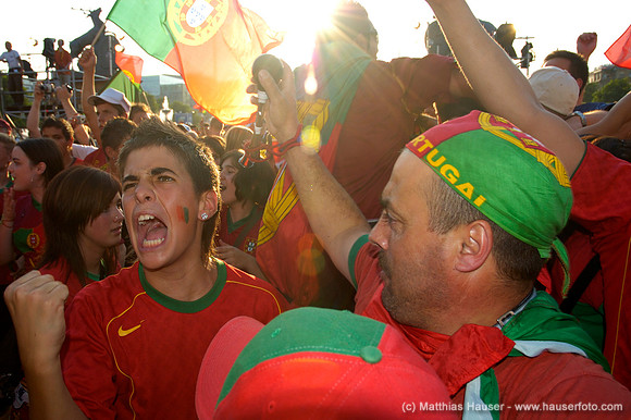 Portugiesische Fans bei der Fußball-WM 2006 in Stuttgart, Baden-Württemberg, Deutschland | Football World Cup 2006: Portugese Fans Stuttgart, Baden-Wuerttemberg, Germany