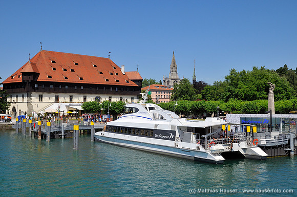 Konzilgebäude und moderner Katamaran, hinten Konstanzer Münster, Hafen, Konstanz, Bodensee, Baden-Württemberg, Deutschland, Europa - Konzilgebaeude building and a modern catamaran motor yacht in front