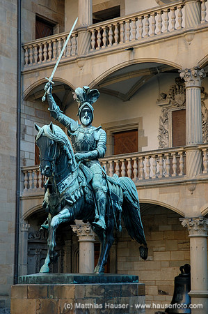 Reiterstandbild Graf Eberhard im Bart im Innenhof des alten Schlosses, Stuttgart, Baden-Württemberg, Deutschland | Monument to Count (Graf) Eberhard im Bart in the patio of Old Castle, Stuttgart, Bade