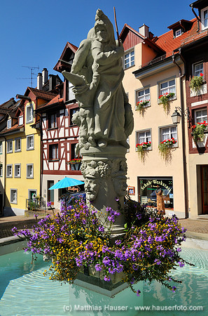 Schnabelgiere-Brunnen der Meersburger Narrenzunft, Meersburg am Bodensee, Baden-Württemberg, Deutschland, Europa - Schnabelgiere Fountain,  Meersburg, Baden-Wuerttemberg, Germany, Europe