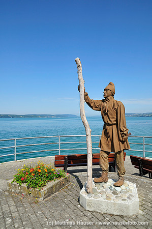 Skulptur eines bronzezeitlichen Pfahlbauers von Gerry Embleton auf der Unteruhldinger Mole, Uhldingen-Mühlhofen, Unteruhldingen, Bodensee, Baden-Württemberg, Deutschland, Europa - Sculpture by Gerry E