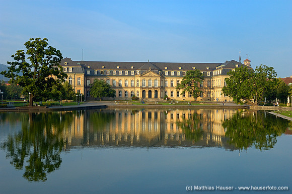 Neues Schloss spiegelt sich im Eckensee, Stuttgart, Baden-Württemberg, Deutschland - New Palace (Neues Schloss), Stuttgart, Baden-Wuerttemberg, Germany, Europe