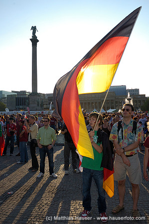 Deutsche Fans mit Flagge bei der Fußball-WM 2006 in Stuttgart, Baden-Württemberg, Deutschland | Football World Cup 2006: German Fans with flag, Stuttgart, Baden-Wuerttemberg, Germany