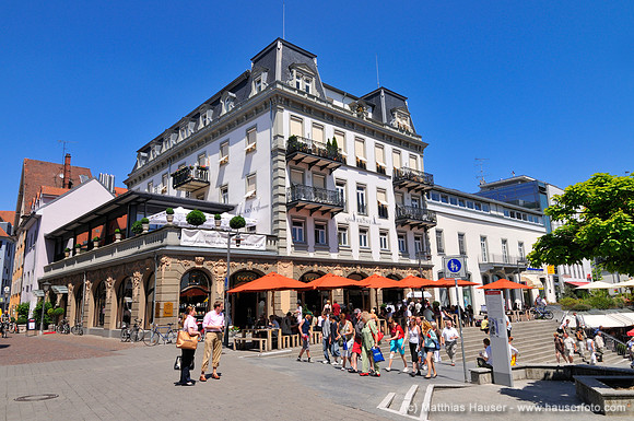 Fußgängerzone mit Kaffeehaus Krone, Konstanz, Baden-Württemberg, Deutschland, Europa - Kaffeehaus Krone, or Coffee House Krone, on the pedestrian zone in Constance, Baden-Wuerttemberg, Germany, Europe