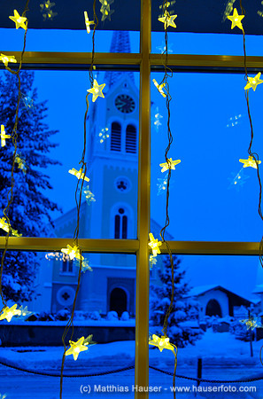 Weihnachtsdekoration, hinten die Pfarrkirche Maria Opferung in Riezlern, Kleinwalsertal, Österreich, Europa -  Christmas decoration, at the back the parish church Maria Opferung in Riezlern, Kleinwals