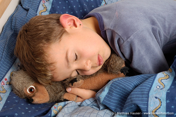 Schlafender Junge mit Kuscheltier | Sleeping boy