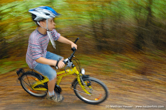 Schnell fahrendes Kind auf dem Fahrrad - Fast cycling child