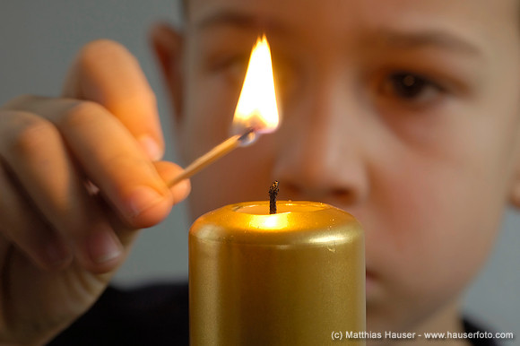 Kind zündet eine Kerze an | Child lights a candle