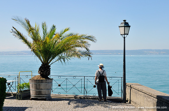 Uferpromenade mit Touristin, Meersburg am Bodensee, Baden-Württemberg, Deutschland, Europa - Banks of Lake Constance with tourist, Meersburg on Lake Constance, Baden-Wuerttemberg, Germany, Europe