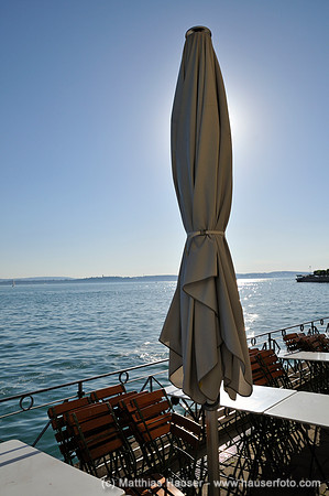 Zusammengeklappter Sonnenschirm, Uferpromenade Meersburg am Bodensee am Abend, Baden-Württemberg, Deutschland, Europa - Folded sun-shade, shoreline of Meersburg on Lake Constance in the evening, Baden