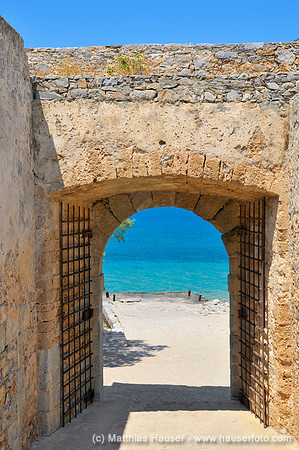 Tor in Festungsmauer, Insel Spinalonga, Kalidon, Ostkreta, Kreta, Griechenland, Europa - Gate in the city walls, Spinalonga Island, Kalidon, Eastern Crete, Crete, Greece, Europe