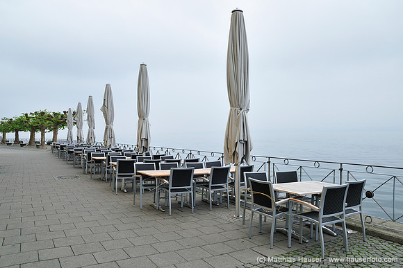 Menschenleere Seepromenade am frühen Morgen, Meersburg am Bodensee, Baden-Württemberg, Deutschland, Europa - Deserted promenade in the early morning, Meersburg on Lake Constance, Baden-Wuerttemberg, G