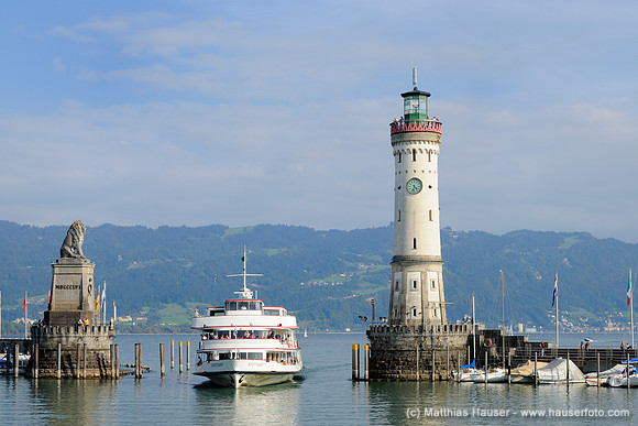 Hafeneinfahrt Lindau, bayerischer Löwe, Schiff und neuer Leuchtturm, Bodensee, Bayern, Deutschland, Europa - Port entrance Lindau, Bavarian lion and new lighthouse, Lake Constance, Bavaria, Germany, E