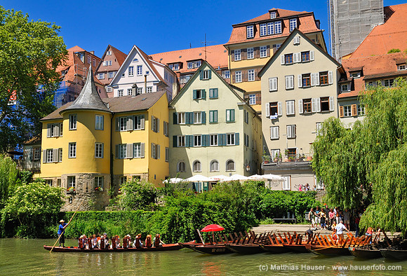 Hölderlinturm mit Stocherkähnen in Tübingen