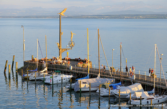 Boote und Magische Säule im Hafen von Meersburg am Bodensee, Deutschland
